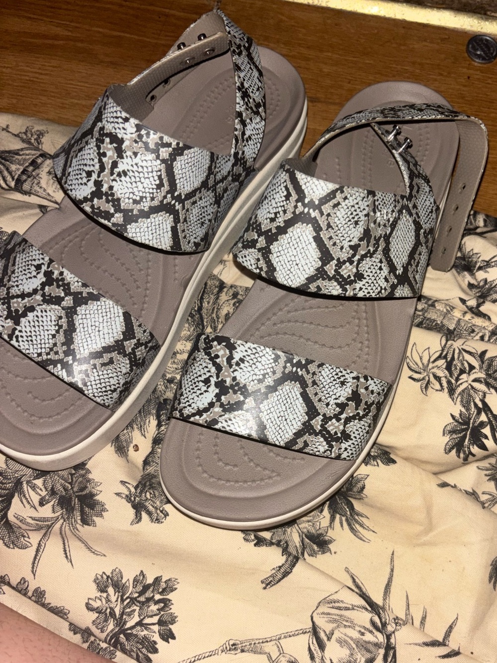 Crocs Brooklyn SNAKE Low Wedge Sandal Womens size 10